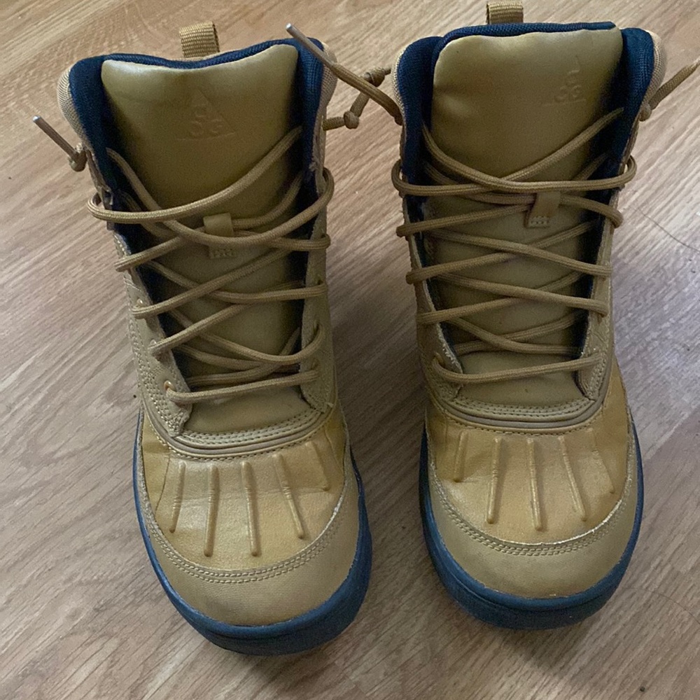 SOLD!!! Nike Woodside II, wheat/black size 5Y